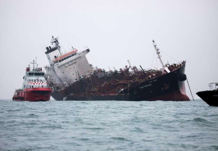 Un barco de bomberos junto al petrolero incendiado &#039;Aulac Fortune&#039; en el sur de la isla de Lamma, en Hong Kong, China, hoy, 8 de enero de 2019. EFE