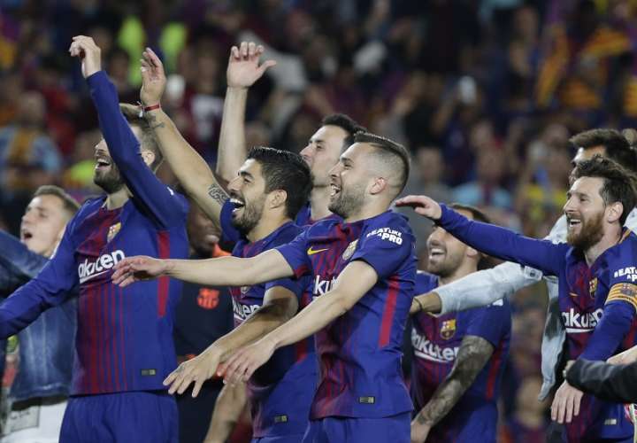 El Barcelona resiste con diez en un clásico eléctrico y sigue invicto