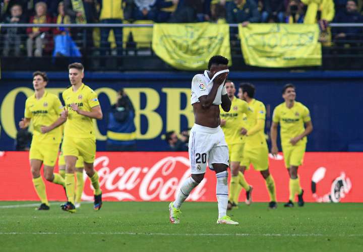 inicius Jr (c) tras el gol marcado por el Villareal durante el partido de la jornada 16 de LaLiga Santander. /EFE