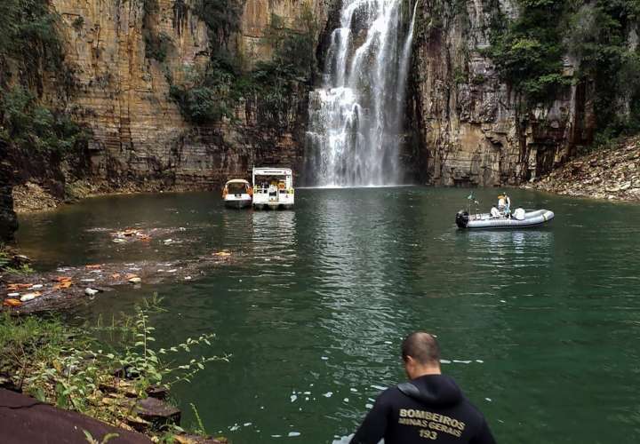 Aumenta a 8 los muertos por caída de pared de rocas en Brasil 