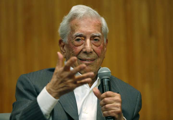 Mario Vargas Llosa, de 87 años, hospitalizado otra vez por covid19