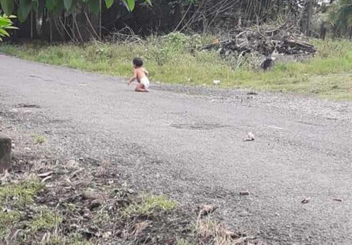 Circulan fotografías que muestran infante en medio de la calle