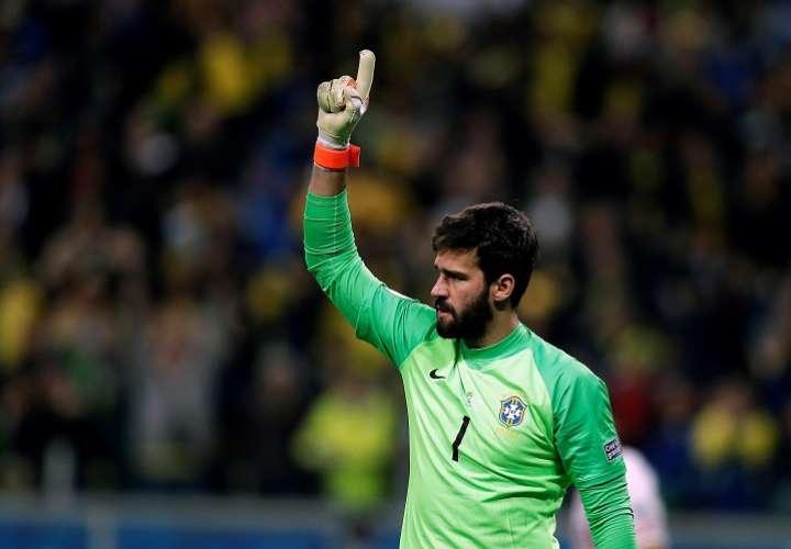  Alisson Becker de Brasil, durante el partido Brasil-Paraguay de cuartos de final de la Copa América. Foto: AP