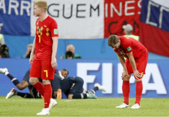 Jan Vertonghen (der.) y Kevin De Bruyne, de bélgica, lucen decepcionados luego de la derrota ante Francia. Foto: AP