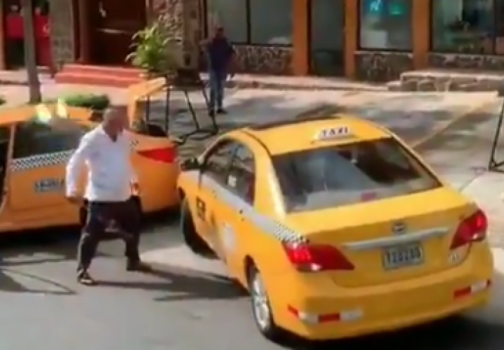 Insultos y agresión con machete entre taxistas en plena vía de la ciudad [Video]