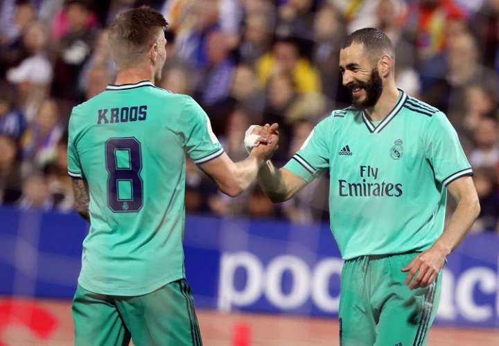  El delantero del Real Madrid Karim Benzemá (d) celebra con Toni Kroos tras marcar el cuarto gol ante el Zaragoza. Foto: EFE