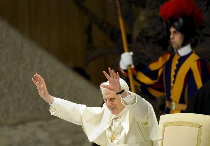 Muere el Papa Emérito Benedicto XVI que no pudo vencer a los cuervos