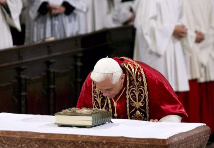 El, entonces, papa Benedicto XVI en la catedral de Freising, cerca de Múnich, en una de la misas que ofició durante su visita Baviera en 2006. EFE