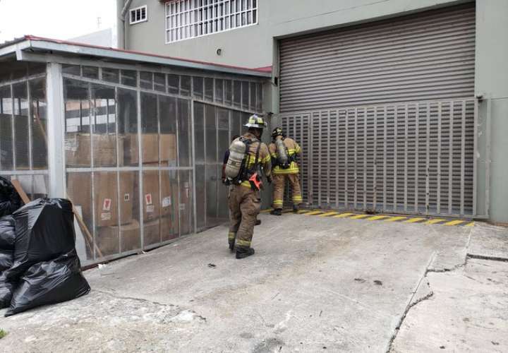 Arde mueblería ubicada en vía Transístmica  [Video]