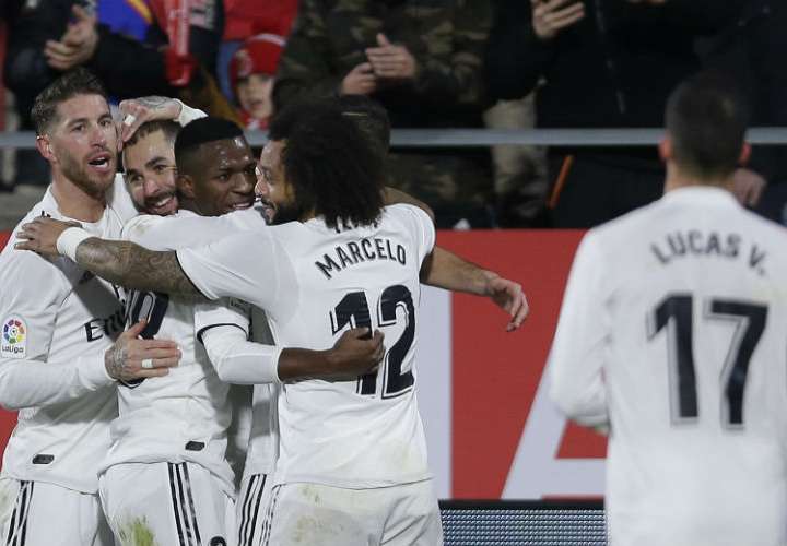 Jugadores del Real Madrid celebran con Karim Benzema uno de sus goles anotados. Foto: EFE