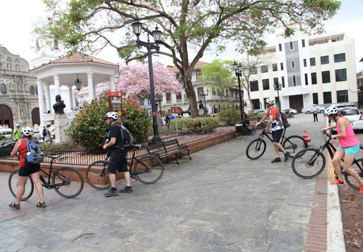 Turistas alemanes disfrutan del clima panameño en bicicleta