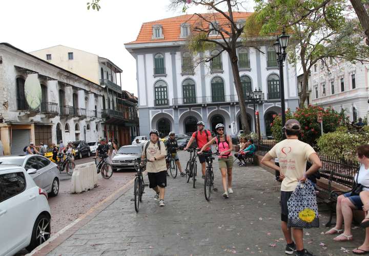 Turistas alemanes disfrutan del clima panameño en bicicleta