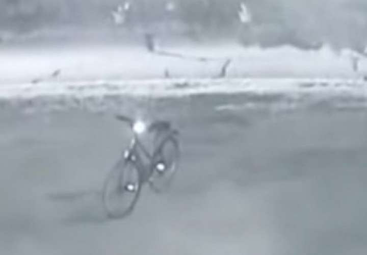 ¿Captan a un fantasma manejando una bicicleta? (Video)