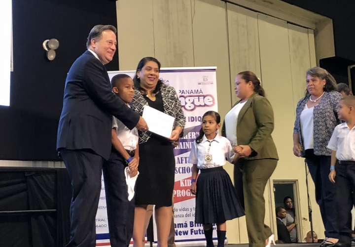  Presidente Varela entrega certificación a 286 centros escolares bilingües