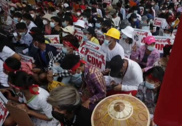 La junta militar birmana suma 500 detenidos acosada por las huelgas