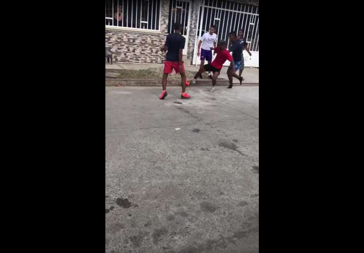 Los jóvenes jugaban fútbol en la calle y de pronto se desató la trifulca.