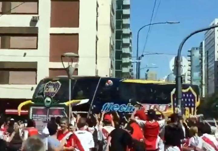 Atacan a autobús con jugadores de Boca Juniors 