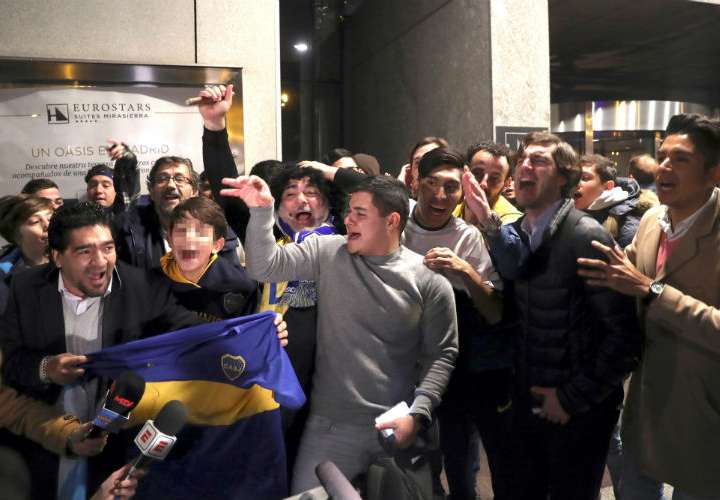 Aficionados del Boca Juniors esperan la llegada de los jugadores al hotel de Madrid en el que se hospedan, con motivo de la final de la Copa Libertadores. Foto: EFE