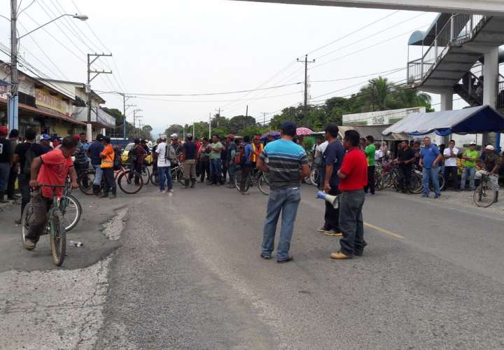 Cierres de vías y suspensión de labores en bananeras en Bocas