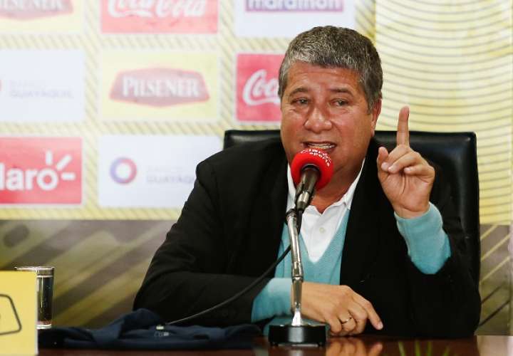  El director técnico de la selección de fútbol de Ecuador, Hernán Darío &#039;Bolillo&#039; Gómez, habla durante rueda de prensa./EFE