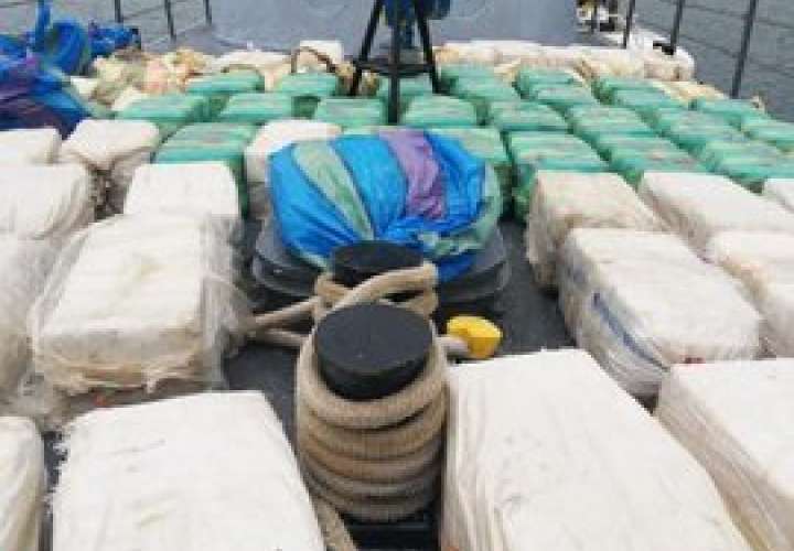 Aeronavales persiguen embarcación e incautan 70 bultos de presunta droga 