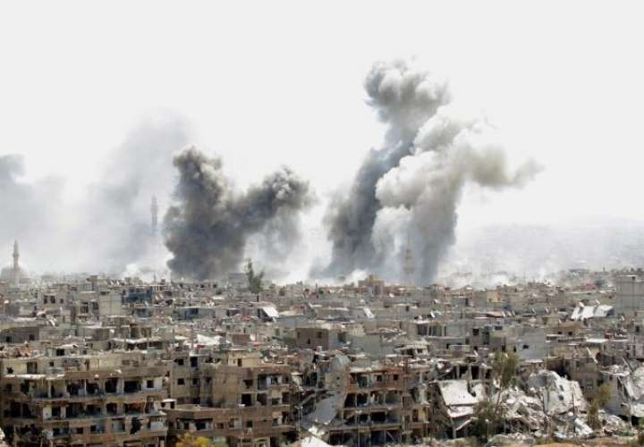 Vista de un bombardeo de las fuerzas gubernamentales sirias sobre el barrio controlado por el Estado Islámico de Al Aswad al sur de Damasco (Siria). EFE