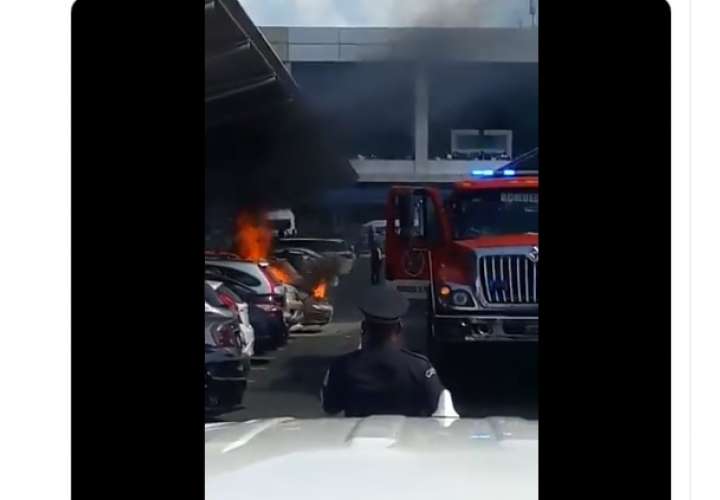 Se incendia auto en estacionamientos del aeropuerto de Tocumen 
