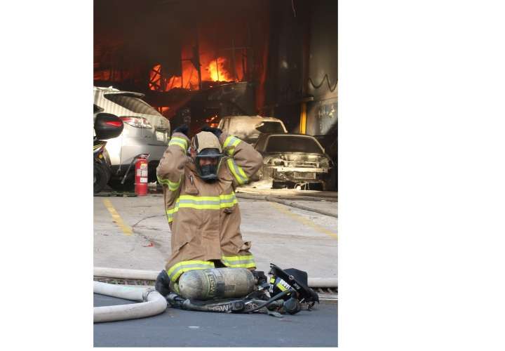 Brutal incendio consume taller de chapistería (Videos)