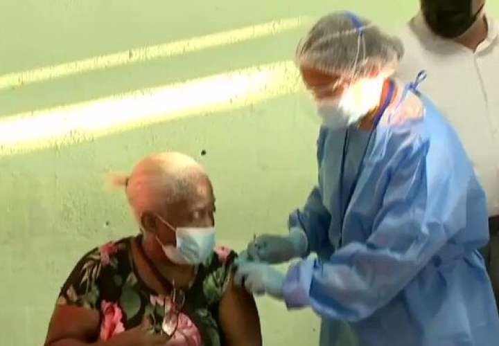 Ana Bonilla primera vacunada en la fase 2 en San Miguelito  [Video]