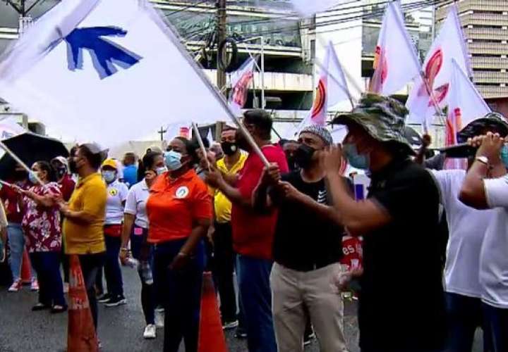 Funcionarios de la UP protestan en el MEF para exigir pago de bonos [Video]