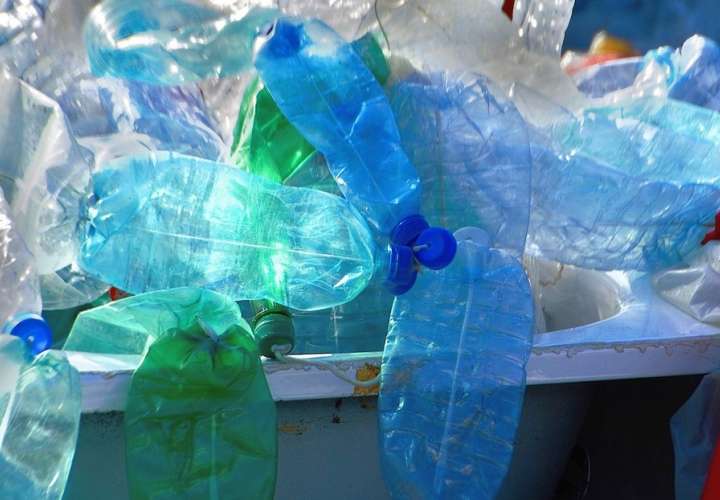 Hallan una enzima capaz de reciclar toneladas de botellas de plástico en horas