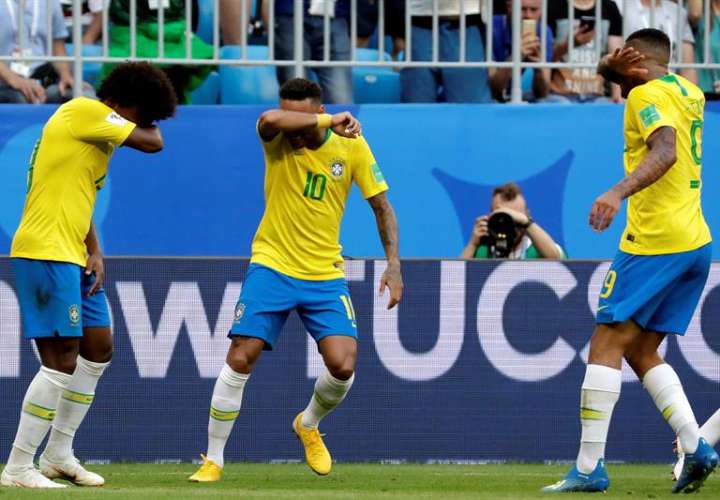 El delantero brasileño Neymar (c) celebra tras marcar el 1-0 con sus compañeros Willian (i) y Gabriel Jesus (d) durante el partido Brasil-México, de octavos de final. Foto EFE 