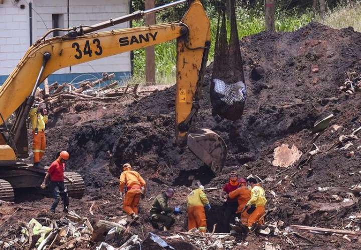 Miembros de equipos de socorro y rescate fueron registrados este miércoles al realizar labores de búsqueda de víctimas en Brumandinho (Brasil). EFE