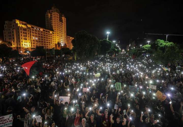 Estudiantes y profesores, con apoyo de diversos sindicatos, participan en una manifestación en la ciudad de Río de Janeiro (Brasil), contra la decisión del Gobierno de Jair Bolsonaro que congeló el 30 % del gasto en las universidades. EFE