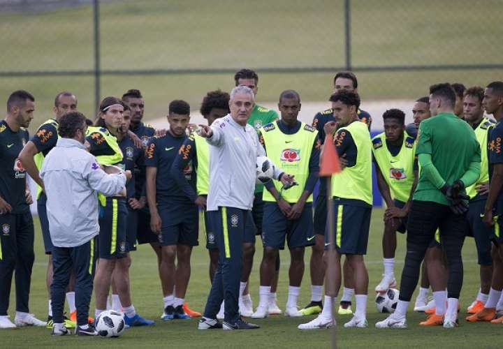 La selección brasileña llevó a cabo sus entrenamientos. /AP