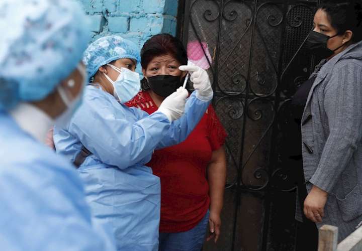 Imagen de archivo de brigadas de vacunación recorren el distrito de Villa El Salvador para aplicar la tercera dosis contra la covid-19, en Lima (Perú). EFE
