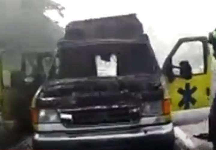 Se incendia ambulancia en autopista Panamá-Colón