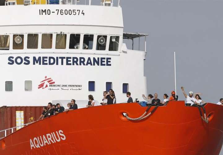 Imagen de archivo que muestra al buque humanitario de las ONG SOS Méditerranée. EFE