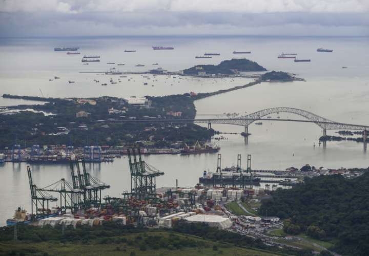 Decenas de buques esperan en el pacífico para transitar, hoy en el Canal de Panamá. EFE