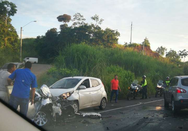 Cuatro heridos por colisión múltiple en la autopista