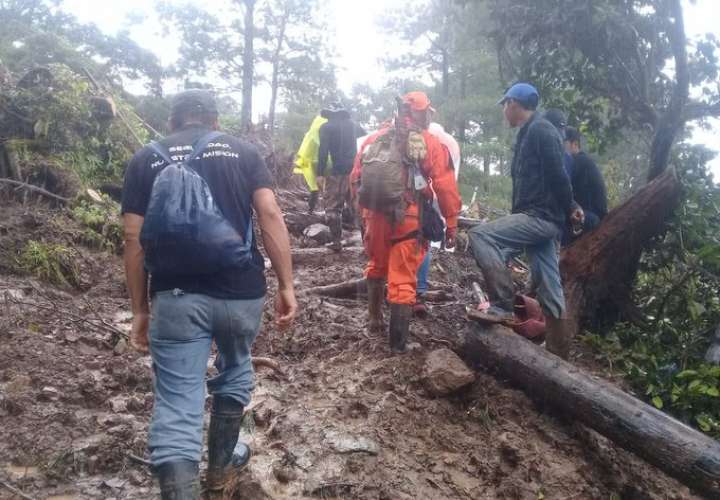 No paran, rescatistas siguen buscando a 12 personas desaparecidas por lluvias