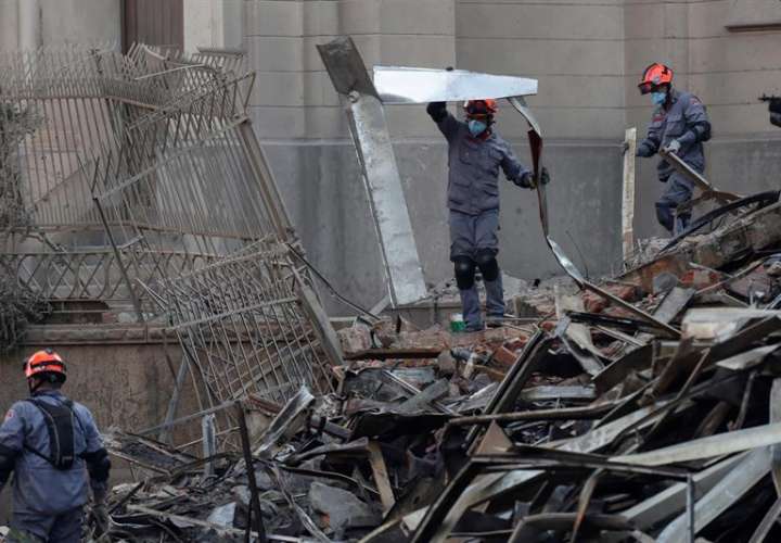 Bomberos trabajan el 2 de mayo de 2018, en el edificio de 24 plantas que se derrumbó durante un incendio de grandes proporcionesen el centro de Sao Paulo (Brasil). EFE