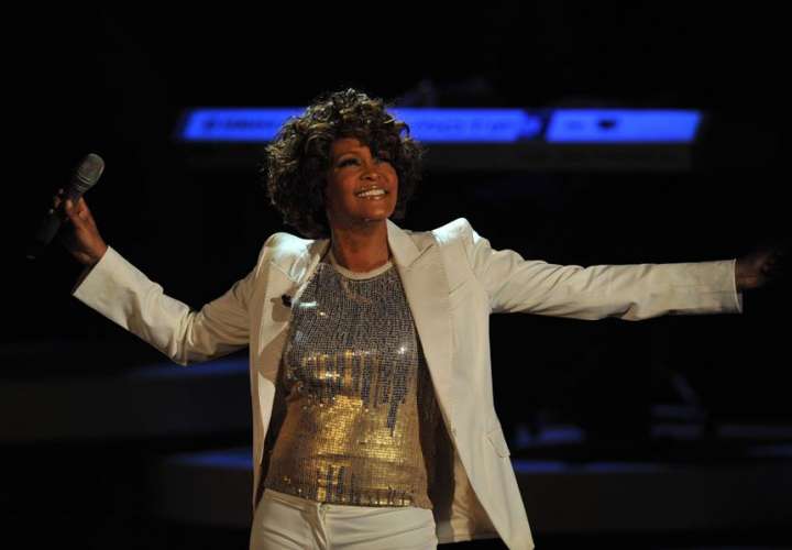  Whitney Houston se alza como la primera artista negra con 3 discos de diamante