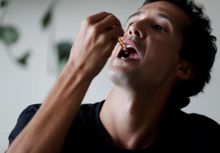 El chef Carlos Ossa toma unas gotas de cannabis medicinal que lograron calmar los dolores de esclerósis múltiples que padece. EFE