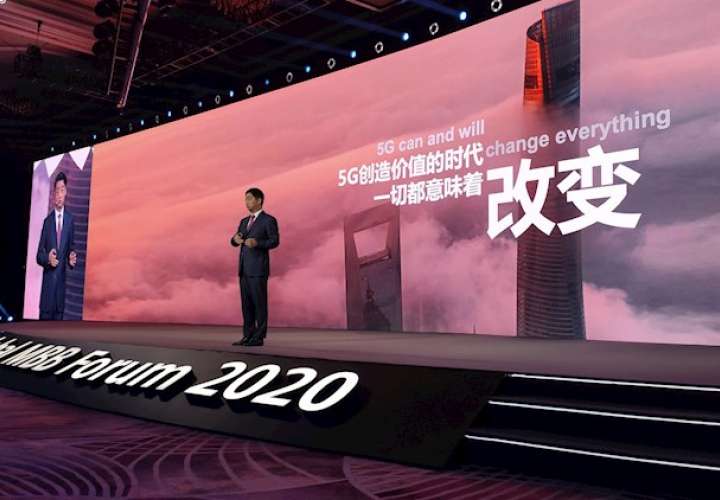 El vicepresidente de Huawei, Ken Hu, durante su discurso pronunciado ante un foro de telecomunicaciones, celebrado hoy en la ciudad oriental china de Shanghái,