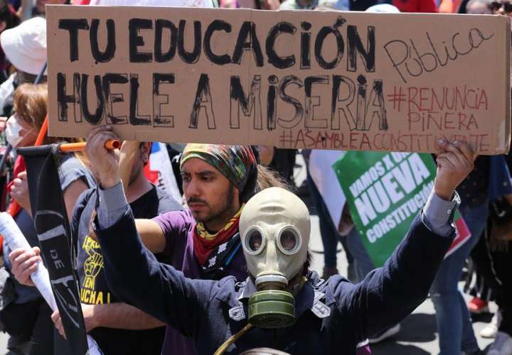 Cientos de personas vuelven a manifestarse en las calles de Chile 