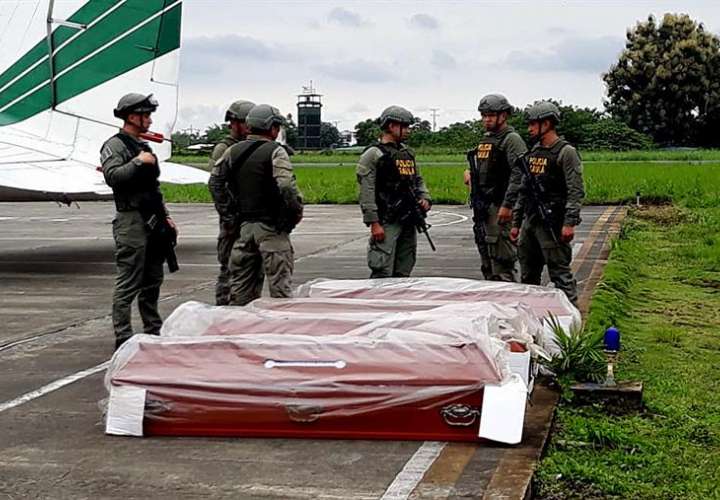 Miembros del Gaula de la Policía de Colombia trasladan cuatro cadáveres entre los que se cree están los tres integrantes del equipo periodístico ecuatoriano, hoy, viernes 21 de junio de 2018, en Tumaco (Colombia). EFE