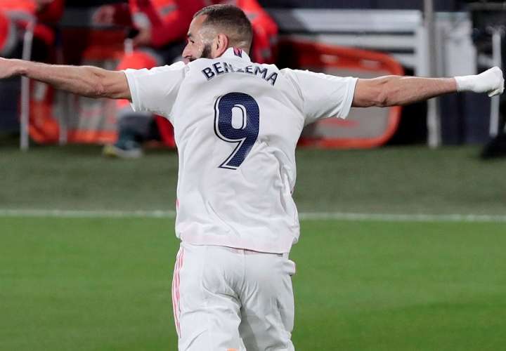 Karim Benzema festeja uno de sus goles. /EFE