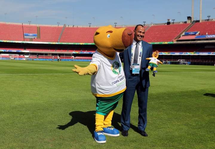 Cafú posa con la mascota Zizito este miércoles en el estadio Morumbí, en Sao Paulo (Brasil), donde el próximo viernes tendrá lugar el partido inaugural de la Copa América. Foto: EFE