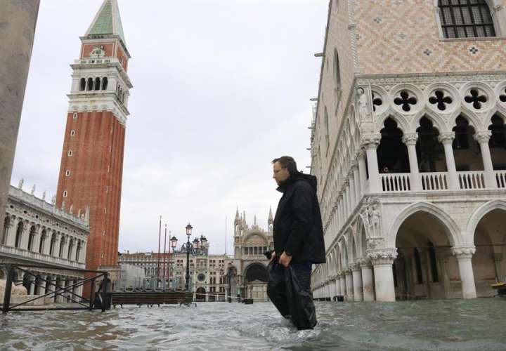 Un hombre camina por una calle inundada por las fuertes subidas de agua en Venecia. EFE
